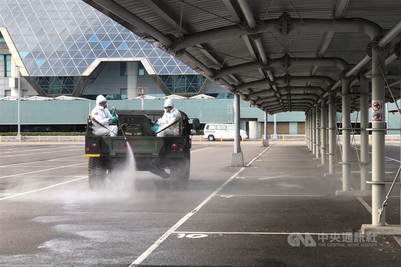 國內18日新增17例本土病例,其中1例基隆防疫計程車司機感染源待釐清,其餘與桃機案有關。圖為國軍化學兵群4日消毒桃機停車場。(中央社檔案照片)