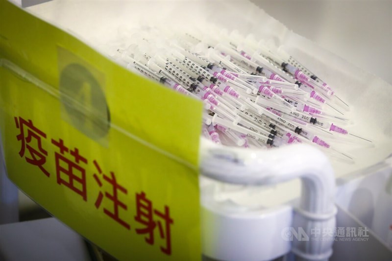 中央流行疫情指揮中心指揮官陳時中18日表示,國內版疫苗護照相關規定預計20日對外宣布,21日開放民眾申請。(中央社檔案照片)
