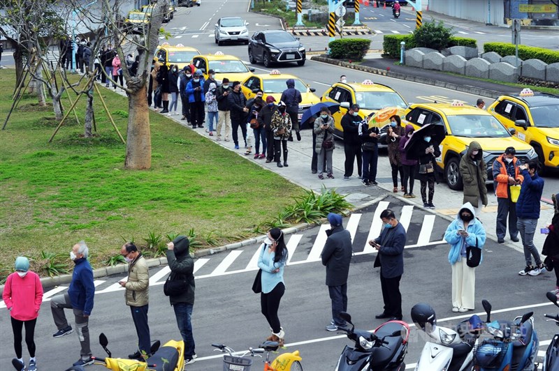 桃園市政府衛生局18日持續在中路公園開設社區採檢站,許多民眾上午前往採檢站,排隊等候採檢。中央社記者施宗暉攝 111年1月18日