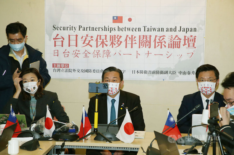 台日安保夥伴關係論壇18日登場,與會的民進黨立委趙天麟(右)倡議,台灣與日本應該互訂日本關係法及台灣關係法。前左為民進黨立委林靜儀,中為民進黨立委王定宇。中央社記者郭日曉攝 111年1月18日