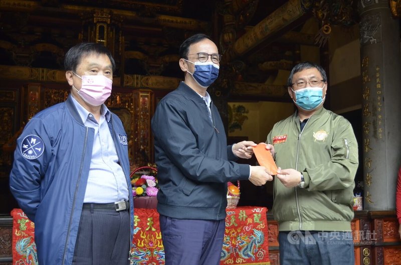 監察委員將赴雲林調查雲林縣長張麗善胞弟張啟盟佔用國有地案,國民黨主席朱立倫(中)18日表示,尊重獨立機關檢、警、調及監察機關的作為,但是台灣不能有選擇性辦案,更不能有雙重標準。中央社記者蔡智明攝 111年1月18日