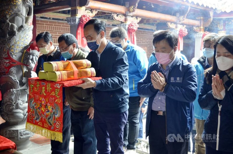 國民黨主席朱立倫(前中)18日在國民黨立委翁重鈞(前右2)等人陪同下,前往嘉義朴子配天宮參拜。中央社記者蔡智明攝 111年1月18日