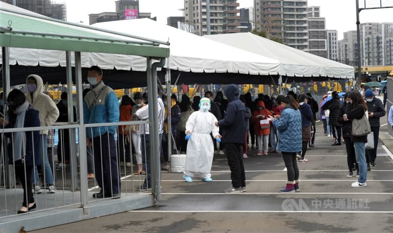 國內COVID-19疫情升溫,桃園市政府衛生局在中路公園開設社區採檢站,許多民眾18日上午前往採檢站排隊採檢。中央社記者施宗暉攝 111年1月18日