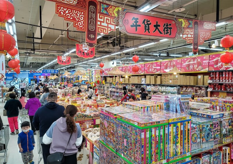 行政院18日表示,經監測超商、超市、傳統市場等通路,包括年糕、蘿蔔糕、臘腸、開心果等年節商品的價格有6成維持不漲或下跌。(中央社檔案照片)