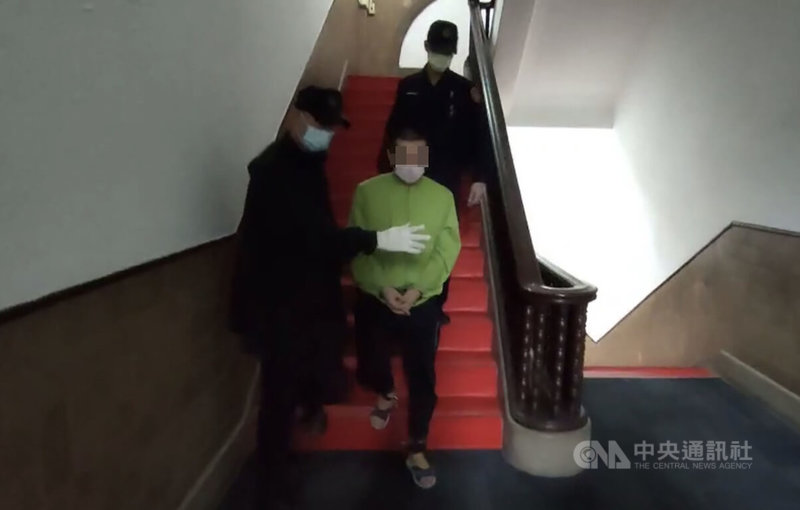 男子王秉華(前右)在新北市新店區持刀隨機殺死騎士,一審遭判死刑,二審高等法院審理中,19日將宣判,但他不聆判。二審考量他羈押期限快屆滿,18日提訊他出庭,面對媒體問為何不聆判等均不回答。中央社記者劉世怡攝 111年1月18日