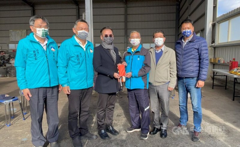 環保署環境督察總隊長李健育(左3)18日在金門縣長楊鎮浯(左2)等人陪同下,視察金門縣金湖鎮新塘垃圾掩埋場,並致贈加菜金慰勞清潔人員。中央社記者黃慧敏攝 111年1月18日