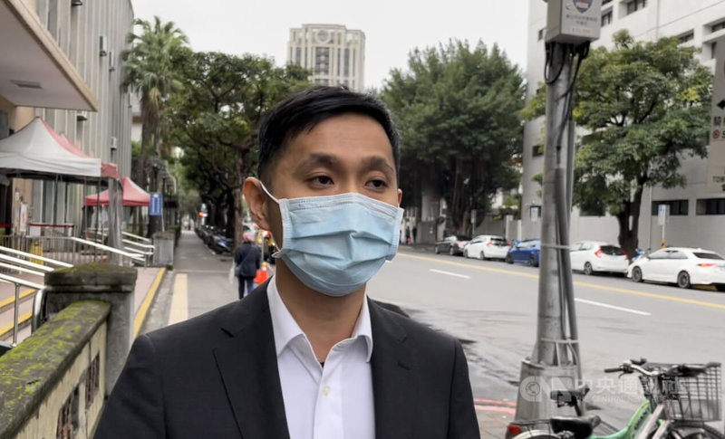 前沃草執行長柳林瑋涉強吻女子案,一審依強制猥褻罪判刑1年6月;二審台灣高等法院18日開庭,柳林瑋(圖)離開法院,面對媒體提問時表示,已把證據提交給法院,希望法院能給公平審判。中央社記者劉世怡攝 111年1月18日
