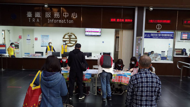 花蓮縣政府與台鐵合作推出台北、花蓮春節返鄉專車,受到COVID-19疫情影響及學生提早返鄉等因素,4列次車班只賣出一半車票,19日起開放現場購票。圖為第一階段民眾在台北車站取票。(花蓮縣政府提供)中央社記者張祈傳真 111年1月18日