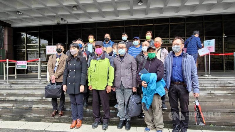 民國107年南島民族論壇啟動儀式,原民會所屬文發中心舞團展演奇美部落勇士舞,部落認為未經授權擅自利用求償300萬元。北院18日開庭,奇美村長蔣國雄(前排左2)表示,勇士舞用於祭典,平時不會隨意跳、唱,原民會卻未告知部落,當然造成傷害。中央社記者劉世怡攝 111年1月18日
