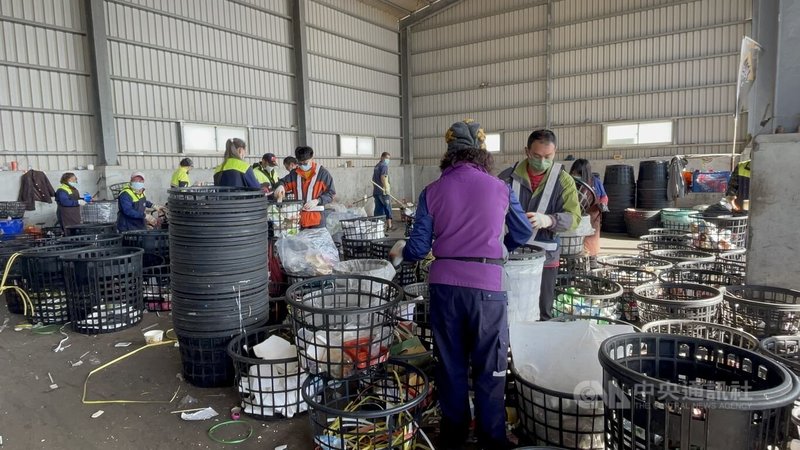 環保署環境督察總隊長李健育18日到金門視察垃圾處理設施及清潔隊工作環境,他表示,金門是無焚化處理設施縣市中推動垃圾分類及減量最落實的縣市,垃圾量降低、廚餘回收量增加,值得其他縣市效法。中央社記者黃慧敏攝 111年1月18日