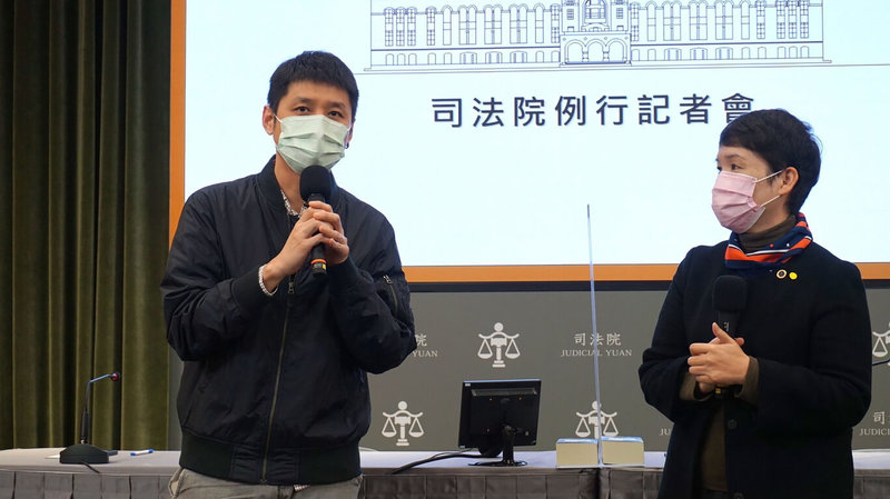 司法院18日首播「少年法庭權益告知影片」,透過實境秀進入法庭,逐一介紹安全檢查、報到隱私保障、法庭人員席位等,幫助少年及家長可做出庭準備。司法院少年及家事廳長謝靜慧(右)介紹,影片是由導演練健輝(左)執導拍攝。(司法院提供)中央社記者劉世怡傳真 111年1月18日