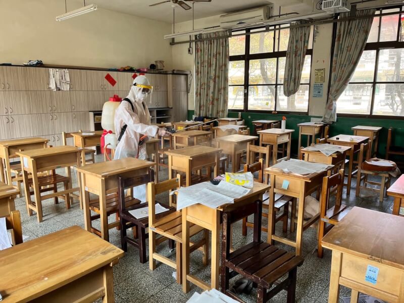 中壢商業高級中等學校校長蘇鴻銘表示,學生職場打工接觸確診者而染疫,實在是情非得已,校方會確實依防疫相關規定做好必要防疫措施。(圖取自蘇鴻銘臉書facebook.com)