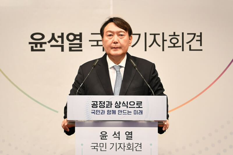 韓國最大在野黨國民力量黨總統候選人尹錫悅(圖)傳出迷信占卜巫術,有報導指出有巫師以地下親信的身分介入尹錫悅選戰爭決策。(圖取自facebook.com/sukyeol.yoon)