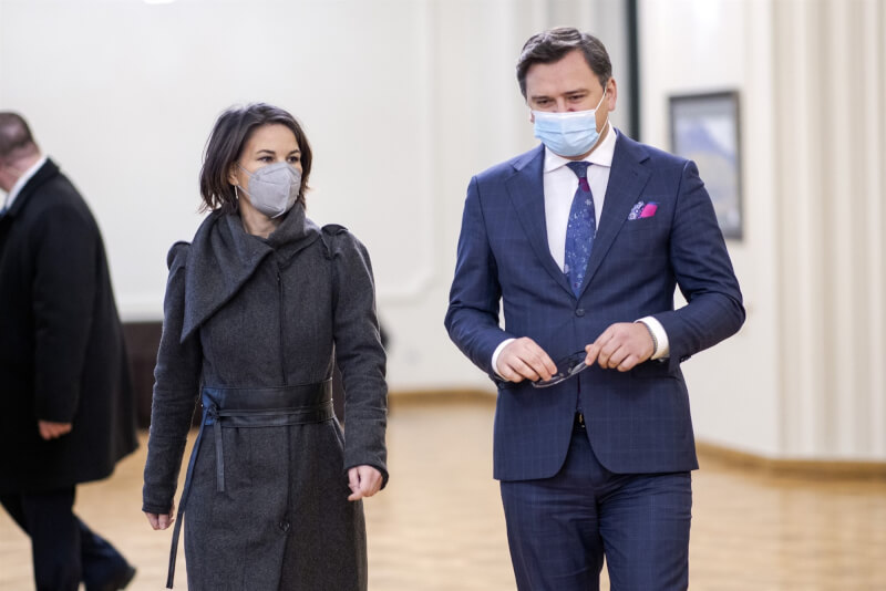 德國外交部長貝爾伯克(左)17日首訪烏克蘭,和烏克蘭外長庫列巴(右)會談,聲稱德國會盡全力保障烏克蘭安全,英國、加拿大也分別提供武器和人力支援。(圖取自twitter.com/ABaerbock)