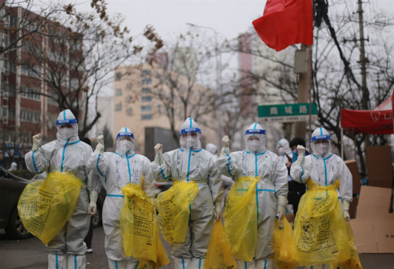 中國媒體指出，疫情及封控措施持續衝擊經濟。圖為河南省醫護人員準備進社區核酸檢測。（中新社）