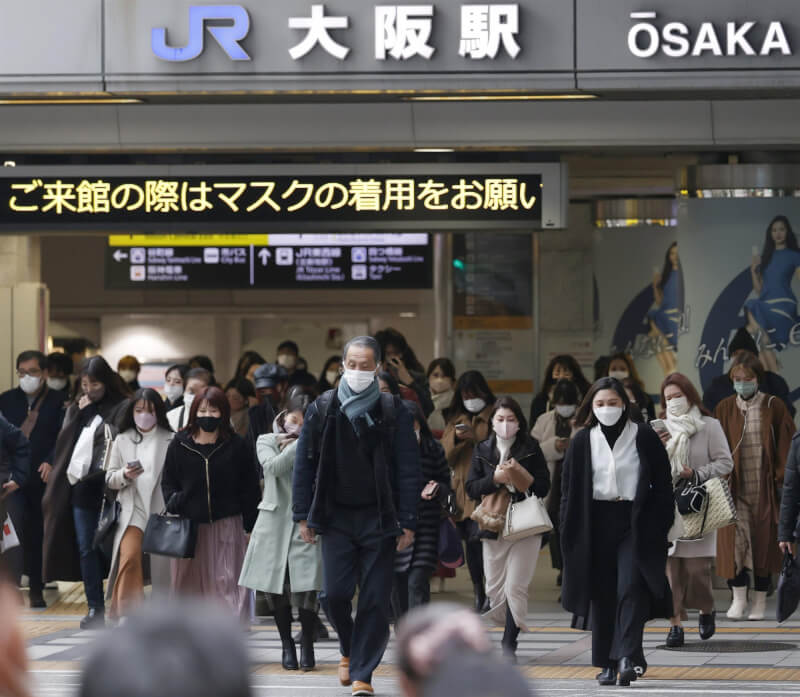 大阪府18日將通報新增約6000例COVID-19確診病例,遠遠超過16日創下歷史新高的3760例。圖為16日JR大阪街頭。(共同社)