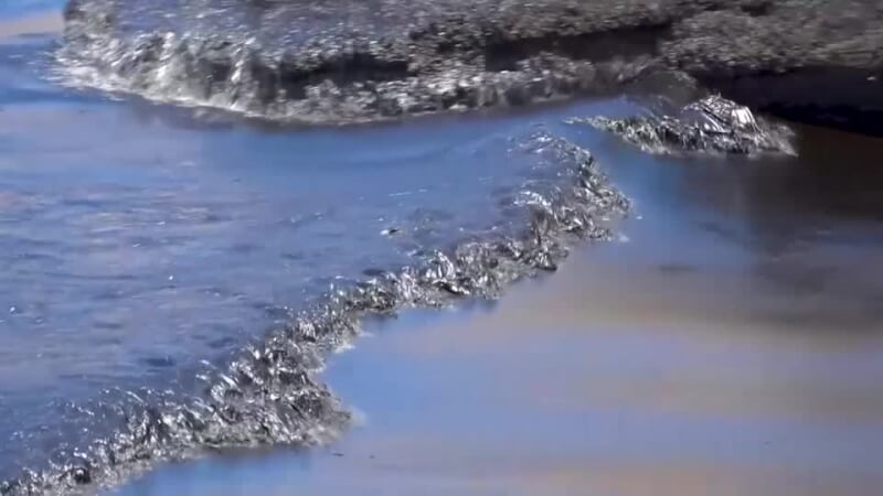 南太平洋島國東加海底火山噴發掀起異常巨浪,在祕魯導致漏油事件,影響3處海灘長達3公里的海岸線。(圖取自twitter.com/museum_nature)