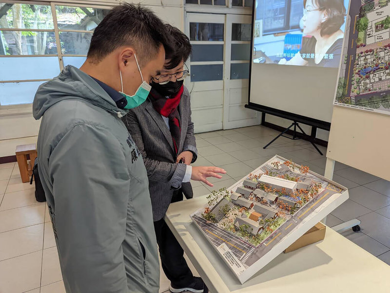 南投縣集集樟腦出張所動工修復,首期工程農曆春節後開工,除規劃局部空間還原提煉樟腦歷史現場,還有文創產品區、餐飲、藝文表演,集集鎮長陳紀衡(前)19日出席施工說明會。(集集鎮公所提供)中央社記者蕭博陽南投傳真 111年1月19日