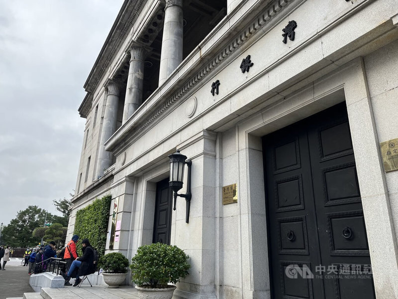 中央銀行委請臺灣銀行公開發售「壬寅虎年生肖紀念套幣」,1月19日起開放臨櫃購買,一早便出現排隊人潮。中央社記者潘姿羽攝 111年1月19日