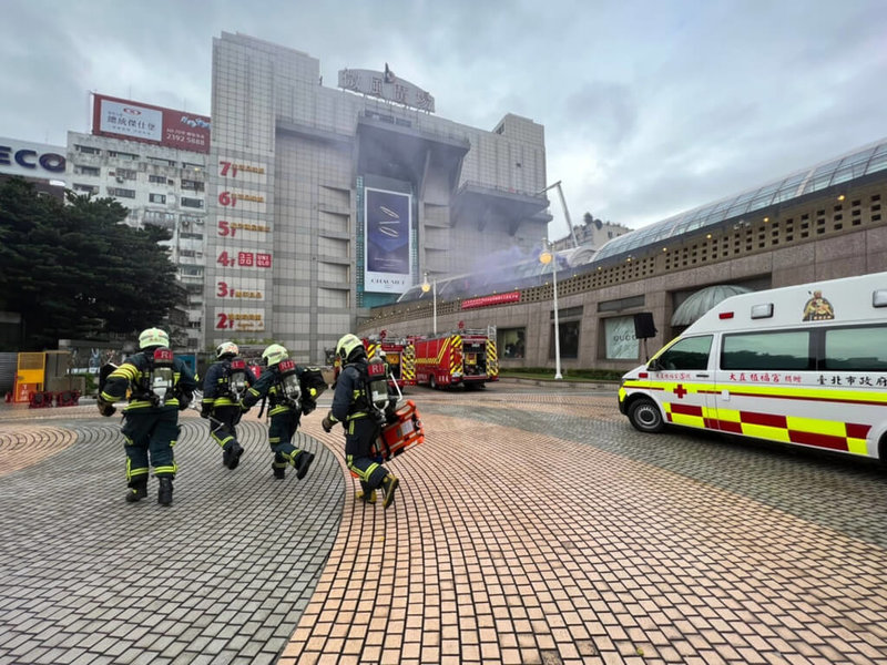農曆春節將至,台北市消防局為提升大型商場員工的災害緊急應變能力,19日於微風廣場舉行春安消防演習,現場動員逾百人模擬餐廳廚房起火的搶救情境。(台北市消防局提供)中央社記者黃麗芸傳真 111年1月19日