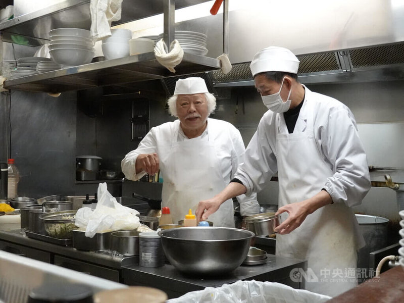 在東京JR錦系町車站附近一家19年歷史的台灣料理店,因為73歲的老闆劉俊茂想休息一陣子,1月31日將結束營業。中央社記者楊明珠東京攝 111年1月19日