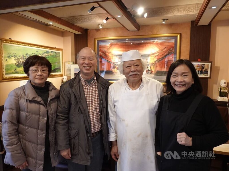 赴日打拚50年的劉俊茂(右2)1月31日要將在東京經營19年的台灣料理店結束營業,許多台僑攜家帶眷來品嚐家鄉味,並向劉俊茂道聲「謝謝,辛苦了」。中央社記者楊明珠東京攝 111年1月19日