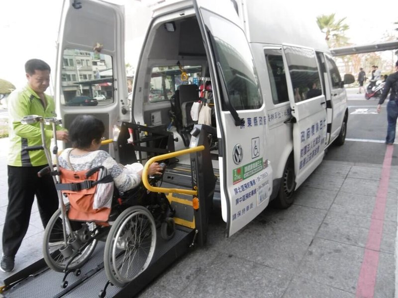 屏東縣政府為讓身障者輕鬆採買年菜,啟動「復康巴士年菜專車」服務,載送身障者過年前夕到屏東各大特色市場採買年菜,希望買年菜、行無礙,家家戶戶都能過好年,現已開放預約訂車。(屏東縣政府提供) 中央社記者郭芷瑄傳真 111年1月19日