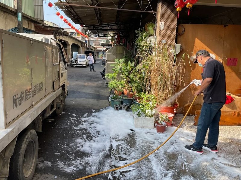 嘉義縣水上鄉有飼主在民宅飼養母狗與幼犬未盡照顧責任,導致犬隻死亡,屍體放置原地多日未處理,壁蝨向外擴散影響周邊道路及社區環境衛生,環保局與家畜所分工派遣消毒車進行大消毒。(嘉義縣政府提供)中央社記者蔡智明傳真 111年1月19日