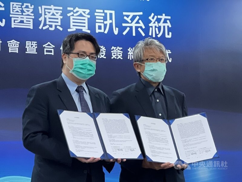 華碩電腦、陽明交大、關渡醫院19日共同舉辦雲端智慧醫院研討會暨合作研發簽約儀式,由華碩營運長謝明傑(右)、關渡醫院院長陳亮恭(左)代表簽約。中央社記者吳家豪攝 111年1月19日