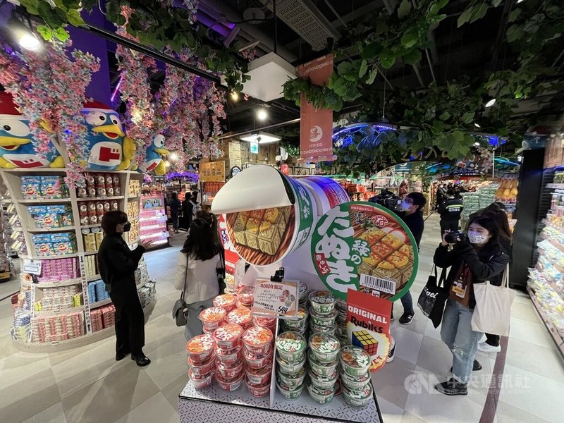 日本知名零售連鎖店「驚安殿堂 唐吉訶德」台灣2號店「DON DON DONKI忠孝新生店」將在20日開幕,單一樓層,採24小時經營模式,商品種類囊括食品、水果、鮮魚、肉品、蔬菜、飲料、化妝品與雜貨等。中央社記者徐肇昌攝 111年1月19日