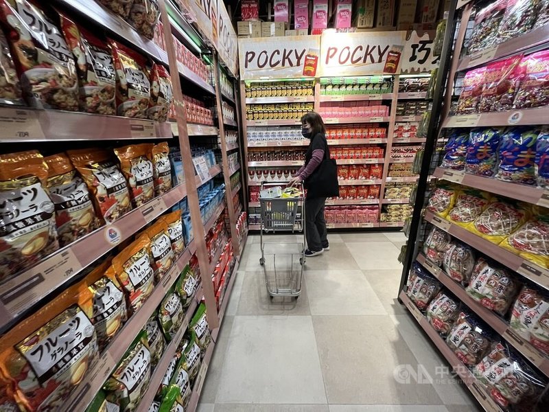 日本知名零售連鎖店「驚安殿堂 唐吉訶德」台灣2號店「DON DON DONKI忠孝新生店」將在20日開幕,新增推車方便消費者輕鬆購物。中央社記者徐肇昌攝 111年1月19日