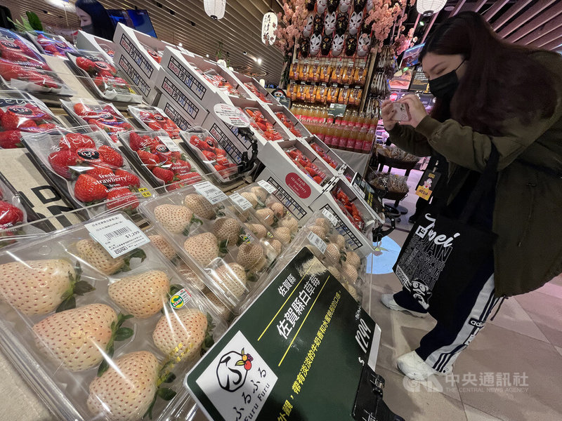 日本知名零售連鎖店「DON DON DONKI忠孝新生店」正式開幕前夕,19日舉行媒體導覽會,店內展售各式日本來台生鮮,其中佐賀縣白草莓十分吸睛。中央社記者徐肇昌攝 111年1月19日