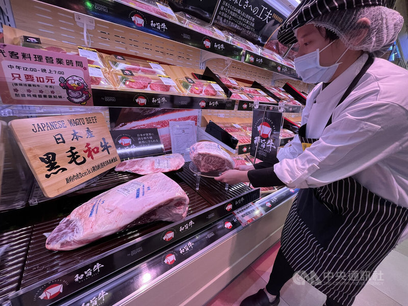 日本知名零售連鎖店「DON DON DONKI忠孝新生店」即將開幕,19日舉行媒體導覽會,店內冷藏區陳列日本黑毛和牛產品,工作人員忙上架。中央社記者徐肇昌攝 111年1月19日