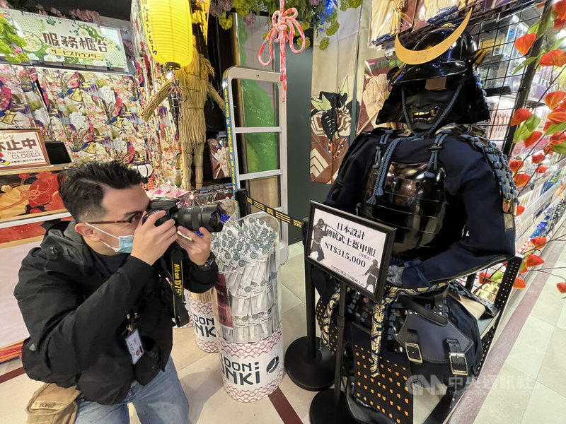 日本知名零售連鎖店「驚安殿堂 唐吉訶德」台灣2號店「DON DON DONKI忠孝新生店」將在20日開幕,現場販售日本傳統武士盔甲服,售價逾新台幣31萬元。中央社記者徐肇昌攝 111年1月19日
