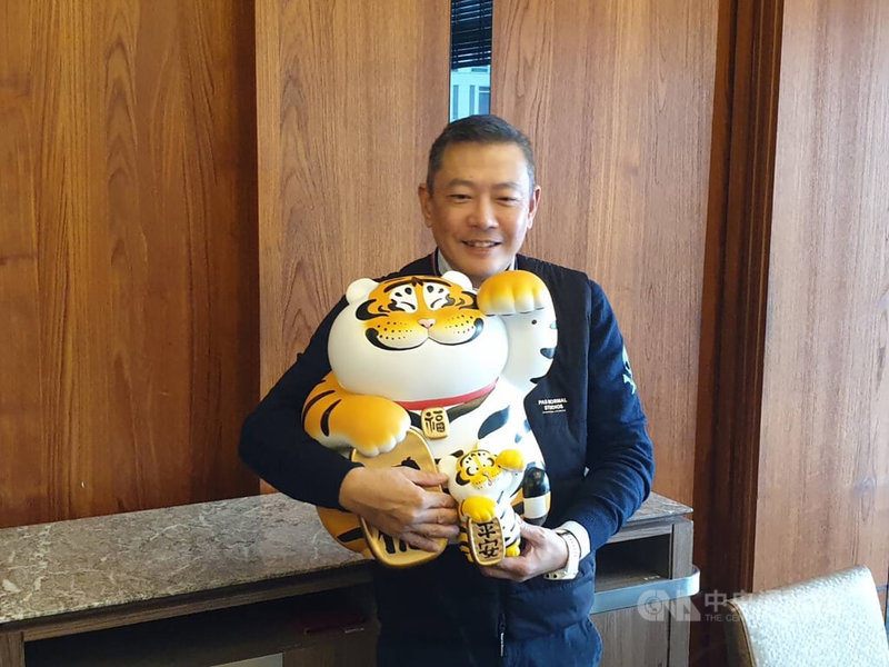 新光三越副董事長暨總經理吳昕陽19日表示,今年會持續謙卑努力,既有店業績目標訂在新台幣830億,較去年成長約4%。中央社記者曾智怡攝 111年1月19日