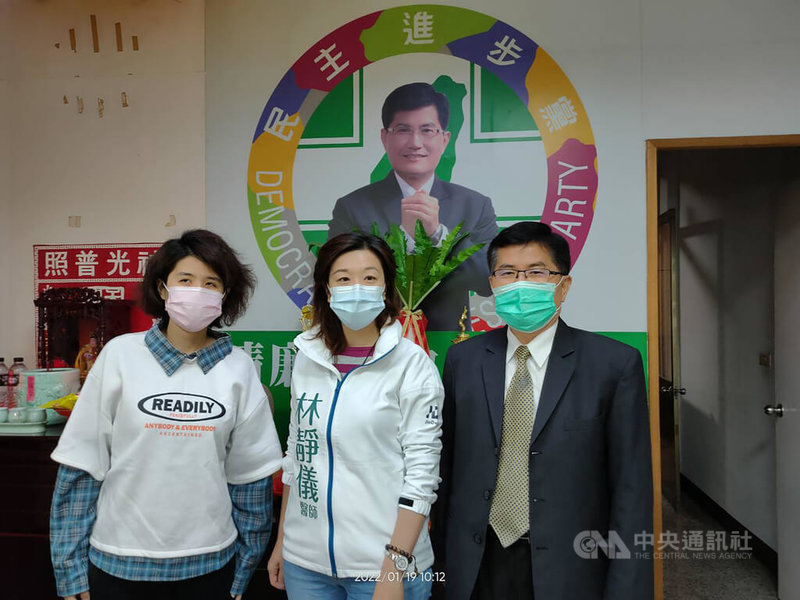 民進黨籍台中市第2選區立委林靜儀(中)17日正式就職,19日拜訪同黨籍台中市議員楊典忠(右),感謝楊典忠在補選期間提供人力、物力協助,雙方對地方議題交換意見。中央社記者趙麗妍攝 111年1月19日