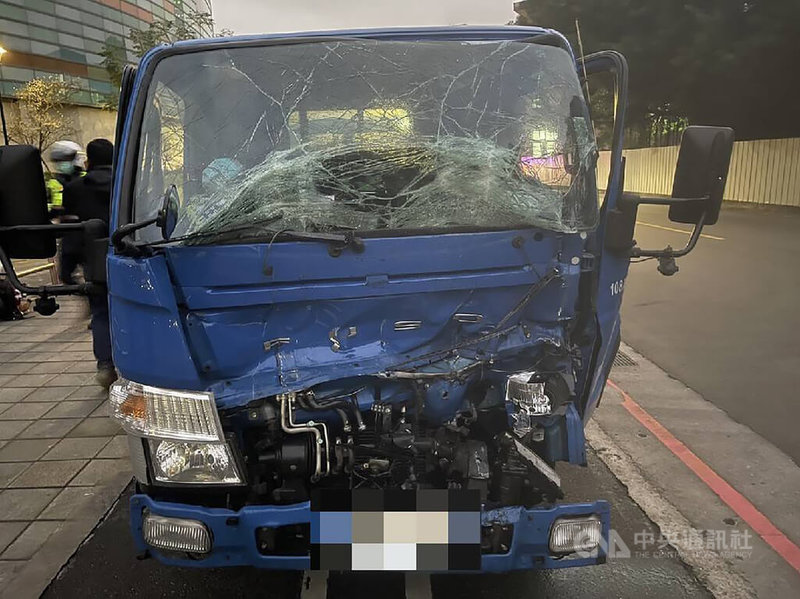 徐姓小貨車駕駛19日下午沿辛亥路車行地下道第一車道行駛,不明原因追撞前方停等紅燈的小客貨車車尾,進而造成現場5車連環追撞事故。徐男救出時右腳骨折送醫,詳細肇事原因仍待後續調查釐清。(翻攝照片)中央社記者黃麗芸傳真 111年1月19日
