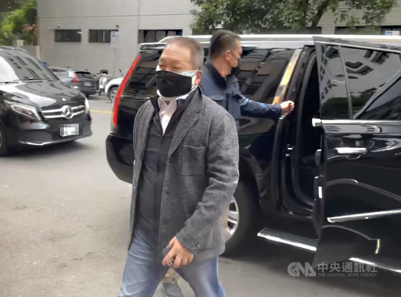 東森購物董事長王令麟(前中)涉獄政弊案,一審被判刑2年2月,台灣高等法院19日二審開庭,王令麟稱沒有行賄犯罪意思,請求做出無罪判決。圖為王令麟赴高院出庭應訊。中央社記者劉世怡攝 111年1月19日