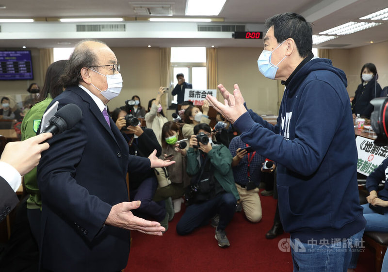 立法院內政、司法及法制委員會19日聯席審查攸關大新竹合併升格的地制法部分條文修正草案,民進黨立法院黨團總召柯建銘(前左)上前與國民黨立法院黨團總召費鴻泰(前右)溝通意見。中央社記者謝佳璋攝 111年1月19日