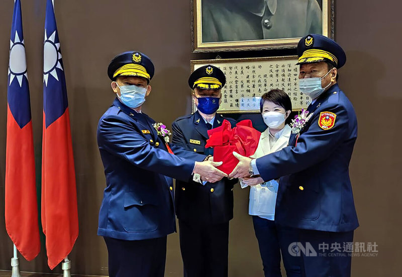 台中市警察局烏日分局長吳銘淵(右)17日甫到任,18日凌晨疑因過勞,在分局內寢室吐血送醫,目前在加護病房觀察中、狀況穩定。圖為交接儀式畫面,右2為台中市長盧秀燕。(翻攝照片)中央社記者蘇木春傳真 111年1月19日