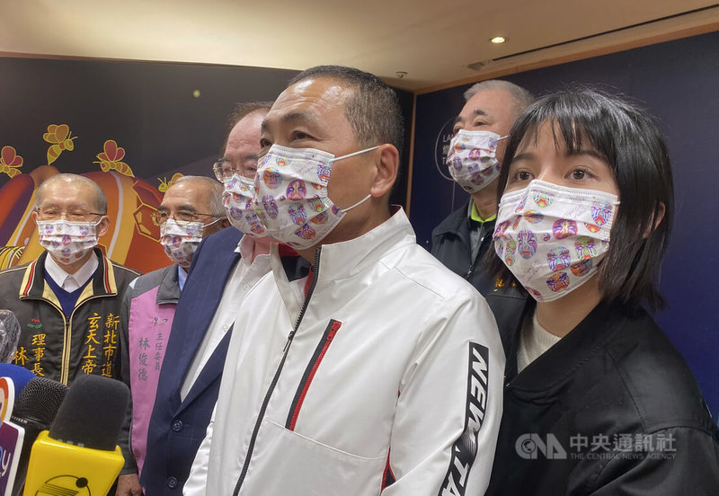 新北市長侯友宜(前右2)19日受訪表示,新北燈會是年度盛事,但會以防疫優先考量,希望春節穩穩守住疫情;戶外活動實施實聯制、戴口罩,保持適當距離、管控人流就可持續舉辦。中央社記者黃旭昇新北市攝 111年1月19日