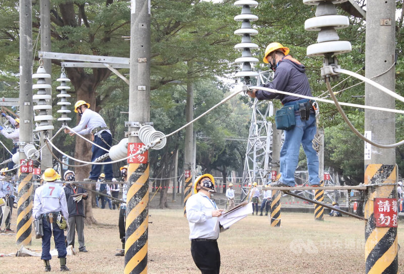 台電19日在高雄訓練中心舉辦第54屆技能競賽,台電指出,今年參賽選手中最年輕年僅19歲,最年長將滿65歲,老將新秀同場一較高下。圖為台電好手在競技輸配電訓練場進行「輸電外線」類競賽。中央社記者董俊志攝 111年1月19日
