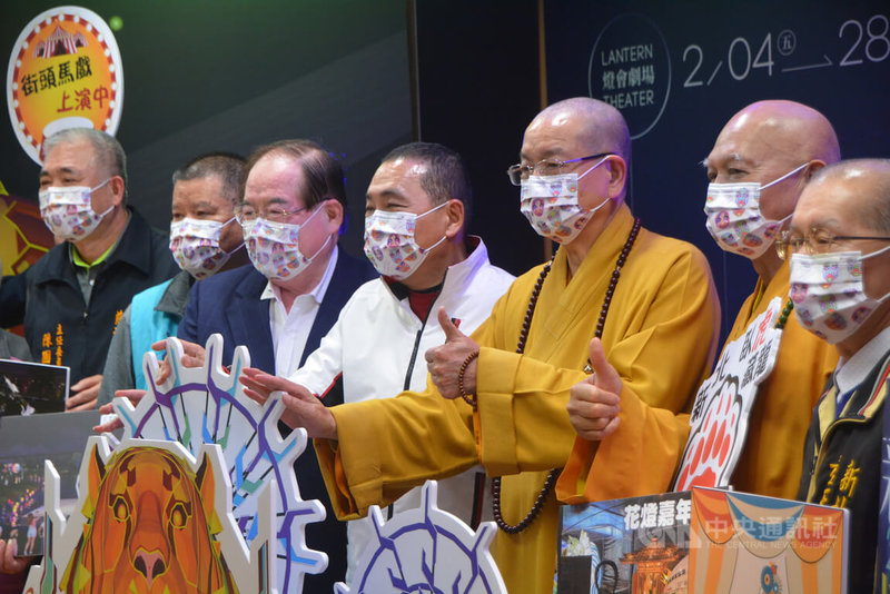 新北市長侯友宜(右4)19日在2022新北燈會記者會中宣布,今年燈會將自2月4日起開跑,共規劃7個主題燈區、分為6大類型演出,展期持續至2月28日。中央社記者黃旭昇新北市攝 111年1月19日