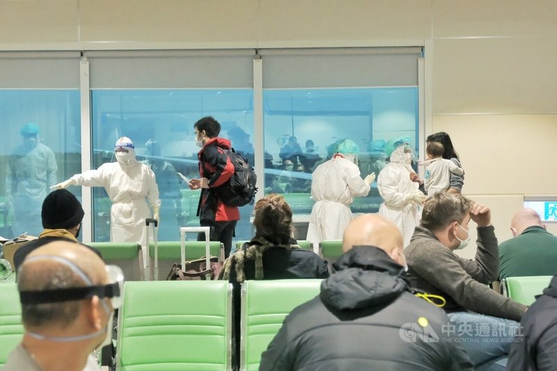 因應桃園國際機場防疫人員,以及防疫計程車相繼傳出COVID-19(2019冠狀病毒疾病)群聚染疫,中央流行疫情指揮中心指揮官陳時中18日宣布,落地採檢範圍將從長程航班擴大至短程航班,將陸續增加落地採檢比例。中央社記者吳睿騏桃園機場攝 111年1月19日