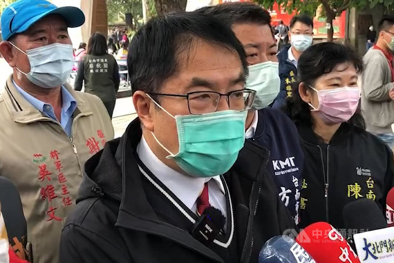 台南市長黃偉哲(前)19日上午在蕭壠文化園區接受媒體聯訪表示,他從來沒有做過出賣同志的事、沒有做過線民,也拒絕配合教官。中央社記者楊思瑞攝 111年1月19日
