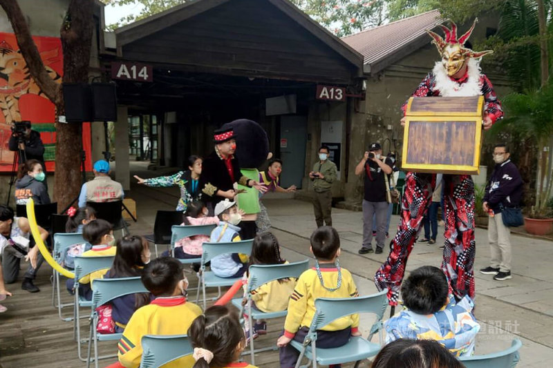 台南市蕭壠文化園區將在農曆年節期間邀請「FOCA福爾摩沙馬戲團」演出特技劇作,19日在宣傳記者會中以片段演出與現場小朋友互動。中央社記者楊思瑞攝 111年1月19日