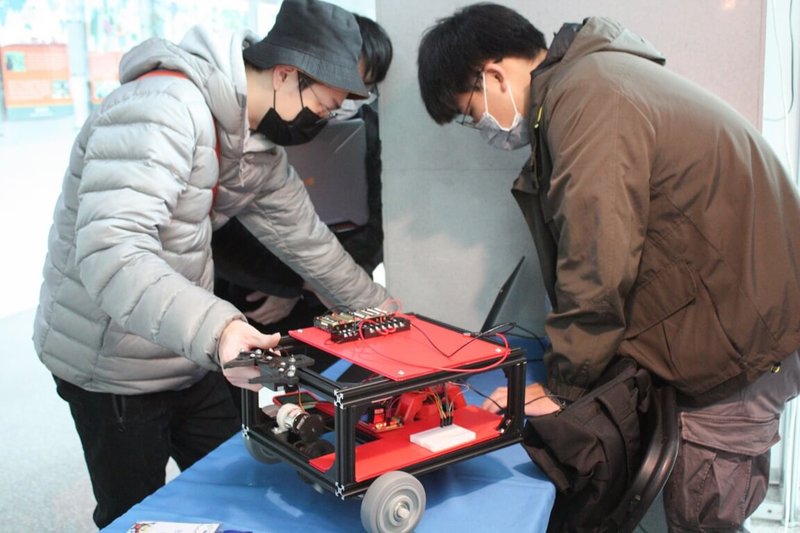 台灣科技大學舉辦跨校機械與機電工程專題競賽,共24組學生團隊參賽,實作遙控車等,並透過競賽增進溝通合作與表達能力。(台科大提供)中央社記者許秩維傳真 111年1月19日