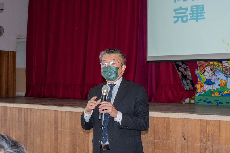 台中市外埔國小校內活動中心因內部設備老舊不堪使用,立法院副院長蔡其昌(圖)19日邀集相關單位會勘,爭取經費改善內部空間。(蔡其昌辦公室提供)中央社記者趙麗妍傳真 111年1月19日