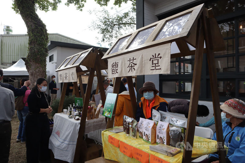 閒置30多年的林務局富里工作站,活化成「馥茶堂」19 日開幕,場館展售在地農產品,也邀小農市集進駐,並結合林下經濟的產品販售。中央社記者李先鳳攝 111年1月19日