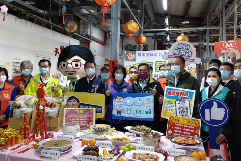 台南市經濟發展局19日在學甲公有零售市場舉辦傳統市場年菜預購推廣記者會,並宣布電商整合平台「台南便利送」至今累計業績突破新台幣2300萬元,年菜預購也開出紅盤。(台南市經發局提供)中央社記者楊思瑞台南傳真 111年1月19日